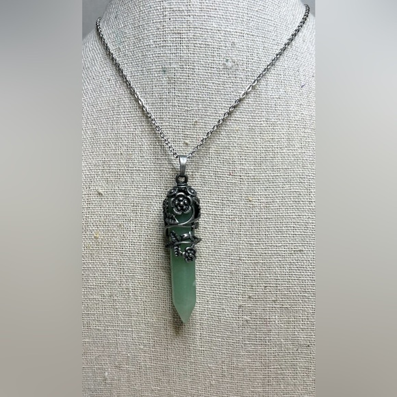 Green aventurine crystal point necklace with pewter wrap cap. - Picture 3 of 6